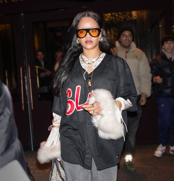 Рианна вышла в свет в джинсовых бермудах (фото) 2 f9f266d93a0719b1b7294bf9aebcb42e