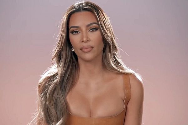 Ким Кардашьян подвергли критике после запуска рекламы SKIMS на фоне разрушительных пожаров в Лос-Анджелесе 2 c9f5131744eb7b80e09e4d68f18bc69d